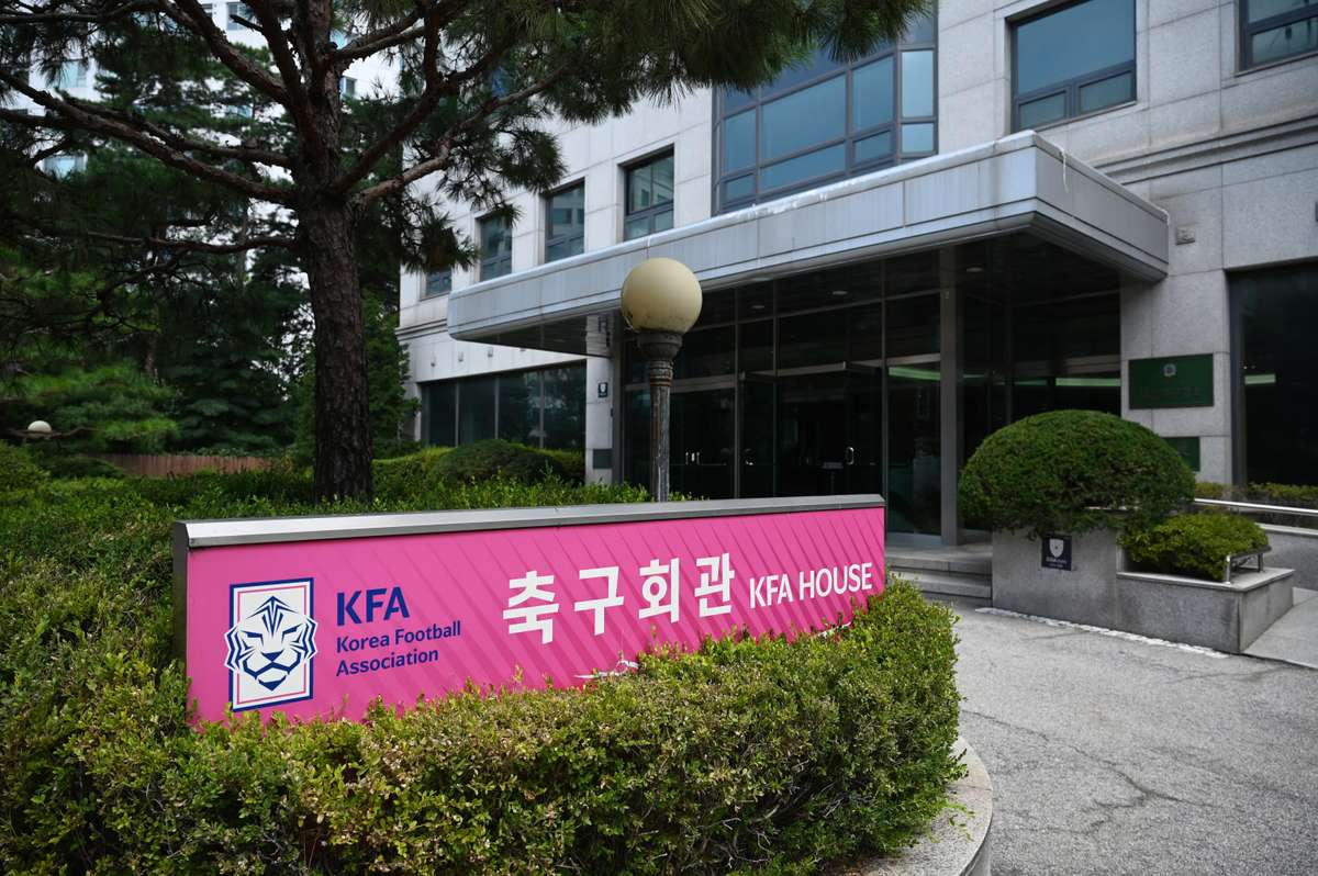 韩国警方突袭足协调查洪明甫任命案，“黄金一代”世界杯溃败余波未平