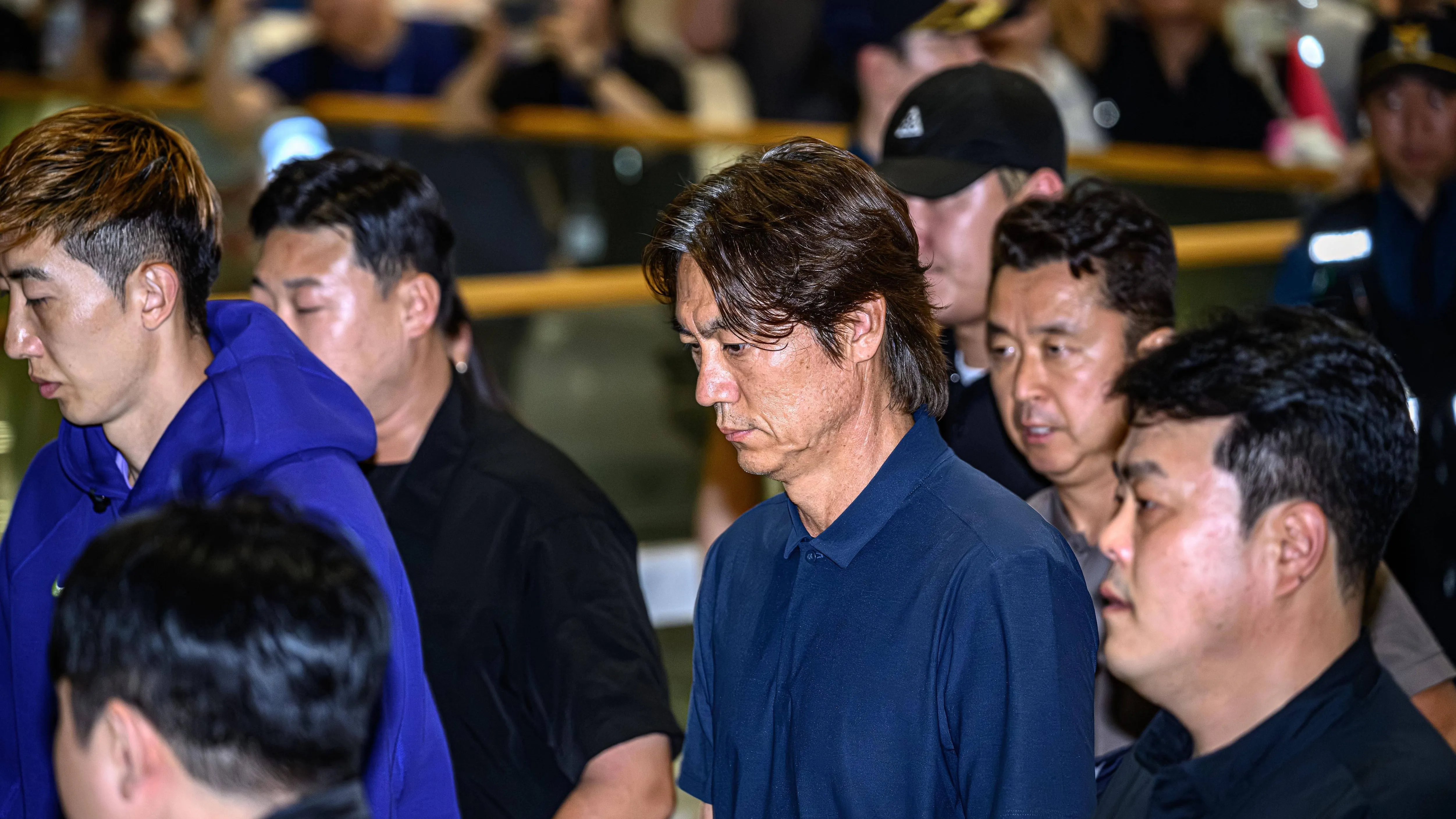 韩国足协遭警方搜查,“教练的面包店”丑闻再升级,洪明甫任命风波持续发酵