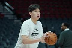 媒体人：杨瀚森首节作为替补中锋表现挺合格 就是适应强度&和节奏