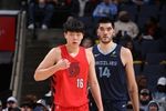 杨瀚森抹过伊迪暴扣！媒体人：连日奔波确实很疲惫 苦真没白吃