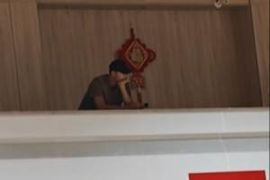阿联自嫖娼丑闻以来很少露面！网友在球馆里“偶遇了”易建联