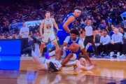危险动作?波姐扑地抢球 险些压到理查德森的脚踝