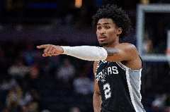 谁能不爱呢！榜眼哈珀快速推反击转身加欧洲步 一打二上篮！