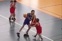 从小就锁定打NBA的孩子！9岁文班打球 在篮下予取予求