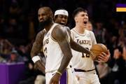 老头C位！湖人赢球海报：詹姆斯、范德彪、拉拉维亚庆祝成为封面