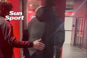 伤退后拄拐离开！英媒：利物浦方面担心布拉德利伤情严重