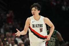 空心命中！杨瀚森接乐福传球 底角三分轰进！