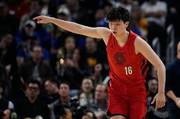 拓记:杨瀚森半场毫不费力得到两双 空位上篮&放篮可以做得更好