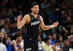 伤退末节没打！布克21中12砍下31分4板3助1断 第三节16分