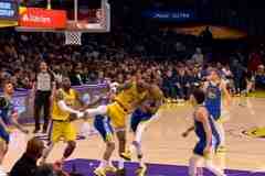 湖媒：联盟真得好好看看追梦对范德彪这次明目张胆的爆头犯规