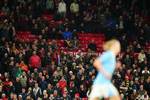 邮报:曼联主队看台常有客队球迷,有人穿萨卡7号混进红魔球迷中