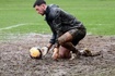 泥泞不堪！足总杯格林斯比vs狼队的场地条件...