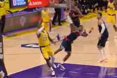 詹姆斯篮下接斯玛特长传正要起飞 被马瑟林造了个进攻犯规