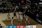 终于开张！杨瀚森抓下前场篮板补篮打进 首次出手拿下本场首分