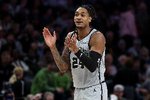 解说:瓦塞尔还是极具威胁的射手 他在功能方面非常适合马刺