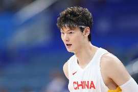 媒体人:余嘉豪现在万里驰援中国男篮 当年的王哲林也是挺身而出