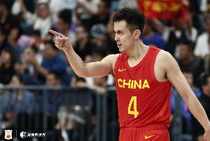 记者：中国男篮能够逆转取胜 贺希宁和赵继伟当记头功