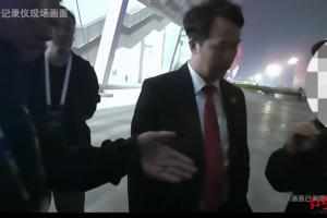 “老赖”看中超被法院执行干警擒住，拒不履行还款义务，拘留15日