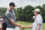 好久不见！易建联现身观澜湖高尔夫比赛 面带笑容心情不错
