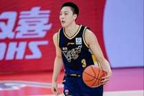 媒体人：徐杰和胡明轩的球权多了 广东输球是实力不够但拼劲可以