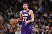 火力全开！东契奇半场15投9中&三分6中4砍24分4板2助2断 正负值+7