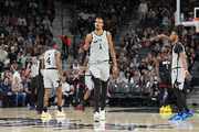 马刺本赛季已经8次在客场赢对手25+ 平NBA历史纪录！