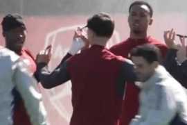 抽象程度堪比AI?阿森纳训练4人一组，两两手抵钢笔带球踢进桶