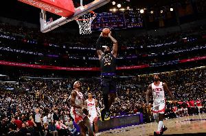 斯玛特：老詹总是总后离开球馆 这个年纪保持这个状态是有原因的