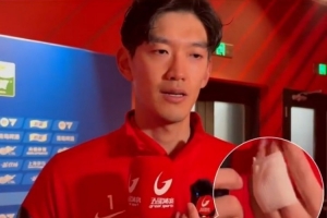 颜骏凌:赛前热身手指脱臼,这时候更需要给球队信心所以坚持完赛