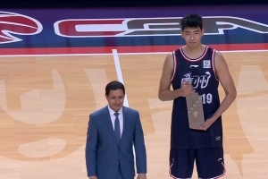 杜指导笑得意味深长！徐昕赛前领取本赛季最具进步球员奖杯
