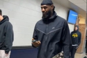 争当黑马?？老詹提前三小时到场 着黑套装&黑帽子&黑拖鞋亮相