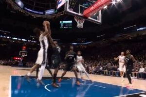 状态爆炸?卡斯尔冲抢前场板强起打成2+1 11分半7中6已砍17分