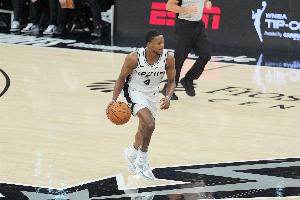 今天手很热啊！福克斯半场6中5贡献13分2板4助 前5投全部命中