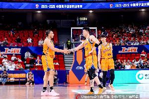 媒体人:上海全队过度痴迷三分 季后赛经验严重不足&不会打逆风球