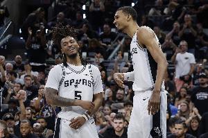 卡斯尔:MVP奖杯本该是属于文班的 我敢肯定他自己也这么觉得!